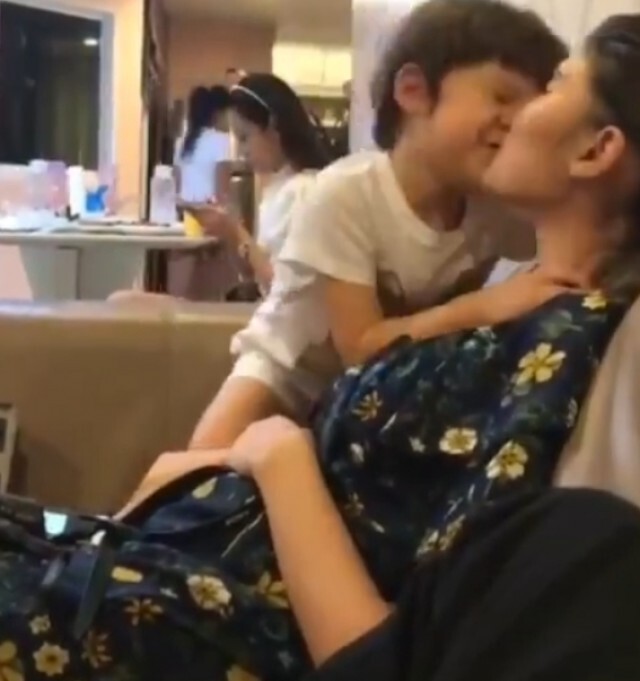 ชาวเน็ตขุดเจอคลิป ซาร่า นั่งโซฟากับแม็กซ์เวลล์ แห่โฟกัสที่มือลูบพุงไปมาเหมือนกำลังท้อง
