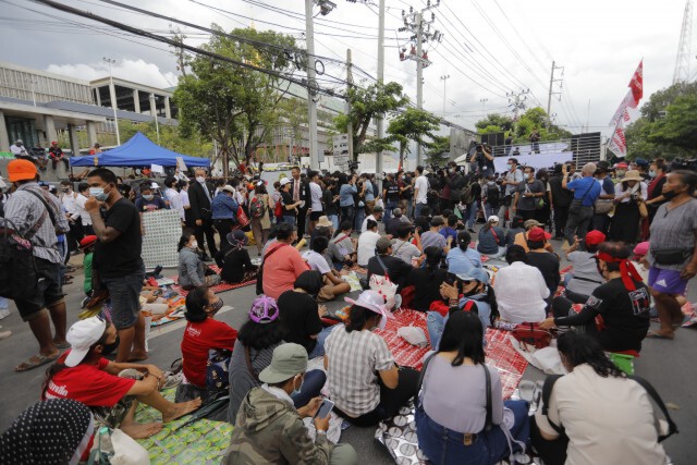 สื่อนอกตีข่าวผู้ประท้วงแค้นสภาเลื่อนแก้รัฐธรรมนูญ