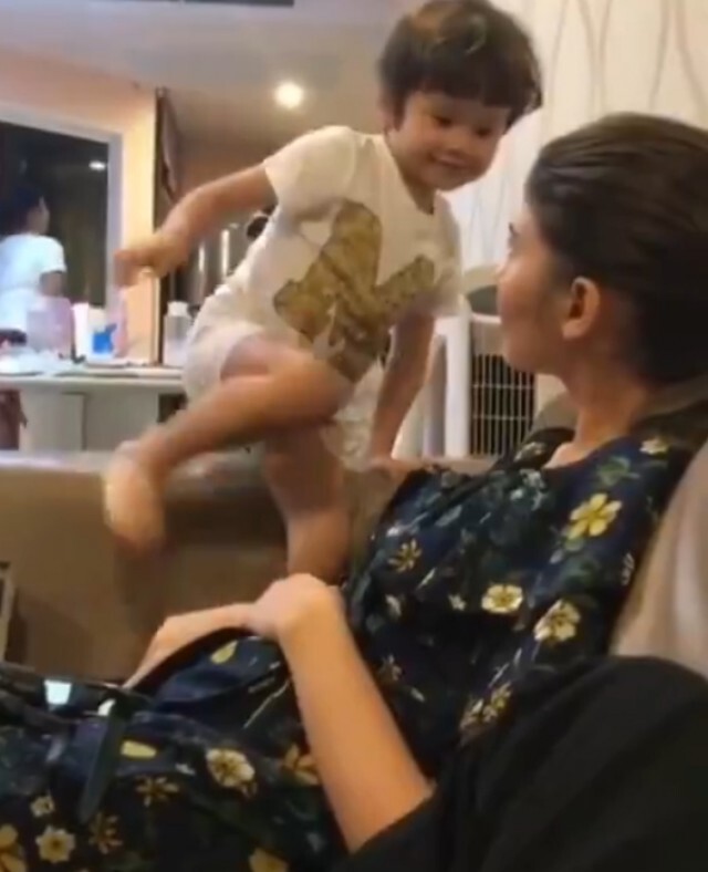 ชาวเน็ตขุดเจอคลิป ซาร่า นั่งโซฟากับแม็กซ์เวลล์ แห่โฟกัสที่มือลูบพุงไปมาเหมือนกำลังท้อง