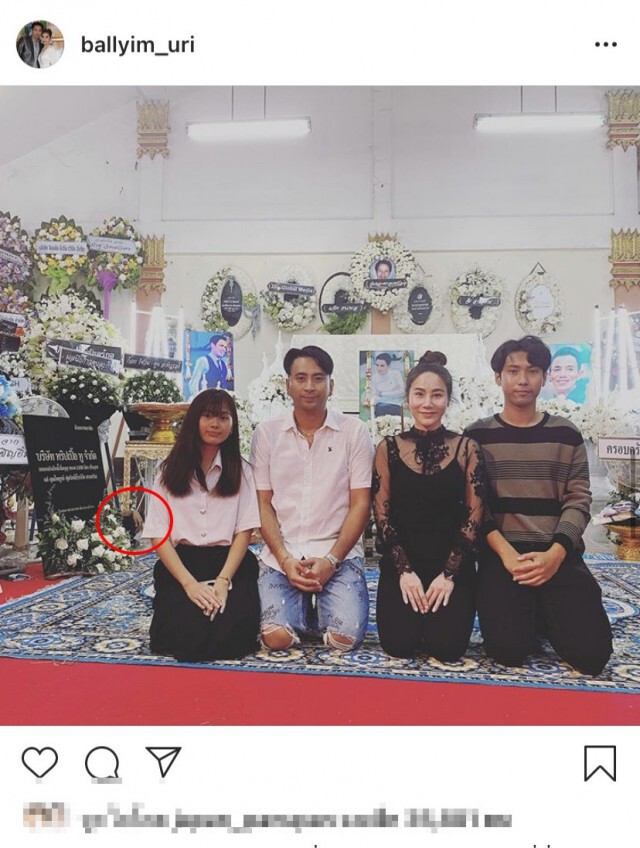 หลอนไปตามๆกัน  ชาวเน็ตโฟกัสมือปริศนาโผล่กลางงานโรเบิร์ต หลังบอลลงภาพ