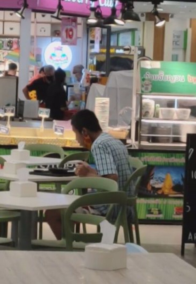 สุดสงสาร ชายเดินเก็บเศษอาหารเหลือกินในศูนย์อาหาร จนหนุ่มต้องยื่นมือเข้าช่วย
