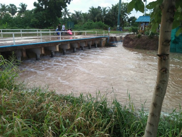 น้ำป่าไหลหลากพัดถนนขาด ท่วมสะพานลอดยูเทิร์น