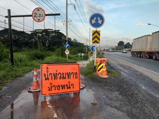 น้ำป่าไหลหลากพัดถนนขาด ท่วมสะพานลอดยูเทิร์น