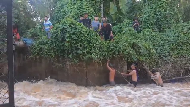 ระดมกำลังค้นหาพ่อเฒ่า-โดนน้ำพัดจมหาย