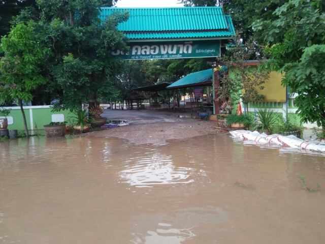 น้ำป่าไหลหลากพัดถนนขาด ท่วมสะพานลอดยูเทิร์น