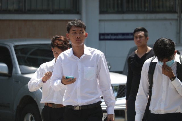 เพนกวิน-ไผ่ ดาวดิน  เลื่อนฟังสรุปสำนวน