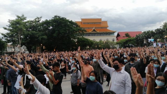 หมุดคณะราษฏร์​ใหม่​ ผุดกลางม็อบ "ฮาบ่อเอาคิง" -​ "ช่อ" โผล่ไลฟ์คณะก้าวหน้า​