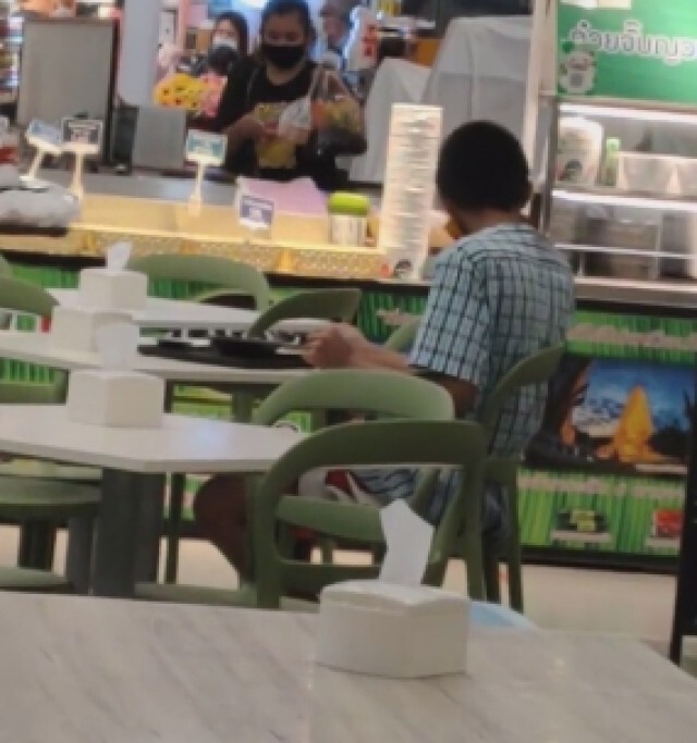 สุดสงสาร ชายเดินเก็บเศษอาหารเหลือกินในศูนย์อาหาร จนหนุ่มต้องยื่นมือเข้าช่วย