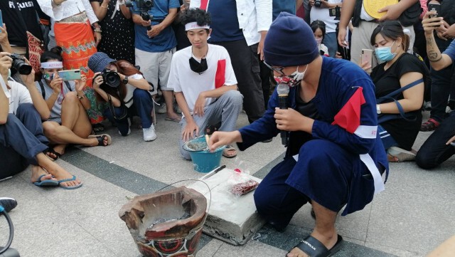 หมุดคณะราษฏร์​ใหม่​ ผุดกลางม็อบ "ฮาบ่อเอาคิง" -​ "ช่อ" โผล่ไลฟ์คณะก้าวหน้า​