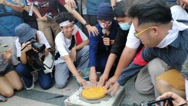 หมุดคณะราษฏร์​ใหม่​ ผุดกลางม็อบ "ฮาบ่อเอาคิง" -​ "ช่อ" โผล่ไลฟ์คณะก้าวหน้า​