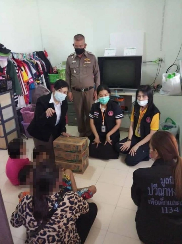 แม่แท้ๆทิ้งลูกในไส้ 3 คน ขังไว้ห้องเช่า ลูกคนเล็กวัย 4 เดือนฝากคนเลี้ยง ก่อนหนีไปหาผู้ชายไม่เหลียวแล