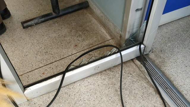 โจรหนีต่อหน้าต่อตา วิ่งชนกระจกแตกเผ่นแลบ