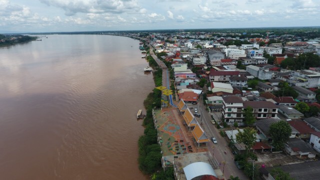 ชาวบ้านเร่งทำกระทงสายบูชาพระธาตุกลางน้ำและพญานาค