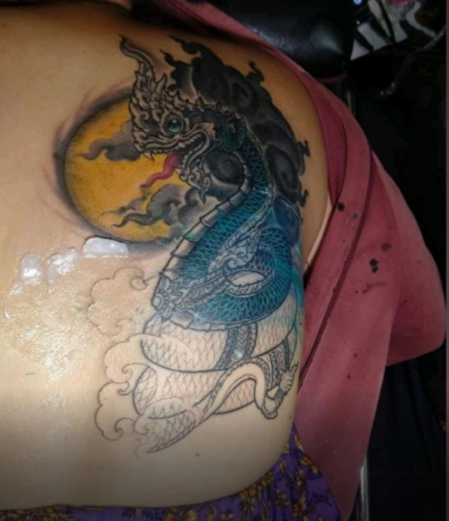 สาวสักดีใจช่างโจ้แก้ไขรอยสักพญานาคสุดอลังการ