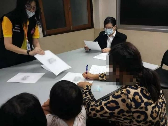 แม่แท้ๆทิ้งลูกในไส้ 3 คน ขังไว้ห้องเช่า ลูกคนเล็กวัย 4 เดือนฝากคนเลี้ยง ก่อนหนีไปหาผู้ชายไม่เหลียวแล