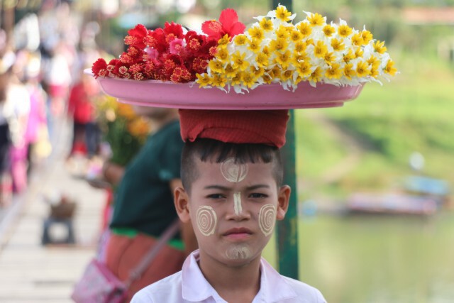 วันหยุดนักท่องเที่ยวบริเวณสะพานมอญคึกคัก