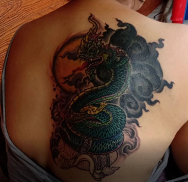 สาวสักดีใจช่างโจ้แก้ไขรอยสักพญานาคสุดอลังการ