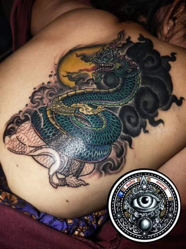 อัพเดท สาวสักพลาดได้งูเขียวหัวโม่ง ช่างแก้ให้เป็นพญานาคสมดั่งใจ