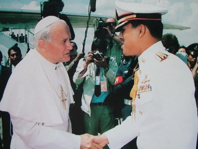 รูปปั้นพระสันตปาปา จอห์นพอลที่2 "บ่อน้ำพิษของโปแลนด์"