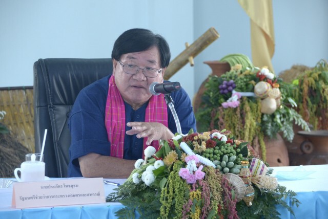 รมช.เกษตร วางเป้าผลิตเมล็ดพันธุ์ดีเพิ่มขึ้น 1.6 แสนตัน/ปี แก้ปัญหาเมล็ดพันธุ์ไม่เพียงพอ