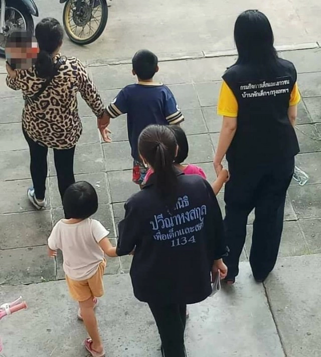 แม่แท้ๆทิ้งลูกในไส้ 3 คน ขังไว้ห้องเช่า ลูกคนเล็กวัย 4 เดือนฝากคนเลี้ยง ก่อนหนีไปหาผู้ชายไม่เหลียวแล