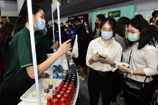 นายกฯ เยี่ยมบูธ ซีพีเอฟรับงานกว่า 8,000 อัตราที่ Job Expo Thailand 2020