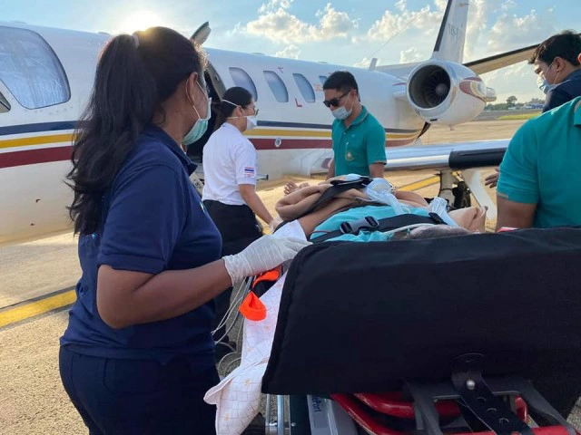สาวหมอลำท้องใกล้คลอด ตัดสินใจเช่าเหมาลำเครื่องบิน ส่งแม่ป่วยอาการหนัก บินด่วนเข้ารักษาที่กทม.