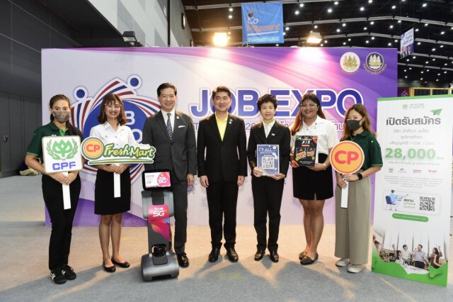 นายกฯ เยี่ยมบูธ ซีพีเอฟรับงานกว่า 8,000 อัตราที่ Job Expo Thailand 2020