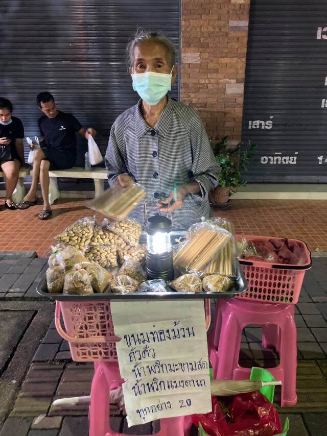หญิงชราตระเวนขายขนม หาเงินเลี้ยงหลาน 3 ขวบ อนาถลูกสาวมาด่วนจาก ทิ้งชีวิตน้อยๆ ให้ดูแล