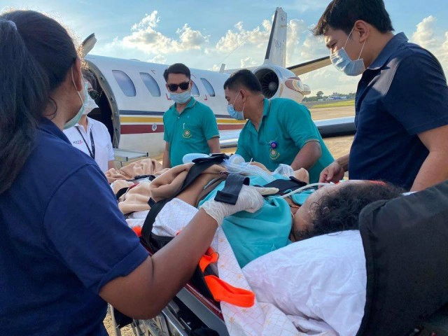สาวหมอลำท้องใกล้คลอด ตัดสินใจเช่าเหมาลำเครื่องบิน ส่งแม่ป่วยอาการหนัก บินด่วนเข้ารักษาที่กทม.