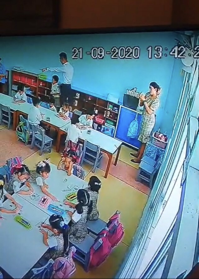 โผล่อีกคลิปครูชายฉุดกระชากเด็กจนร้องไห้