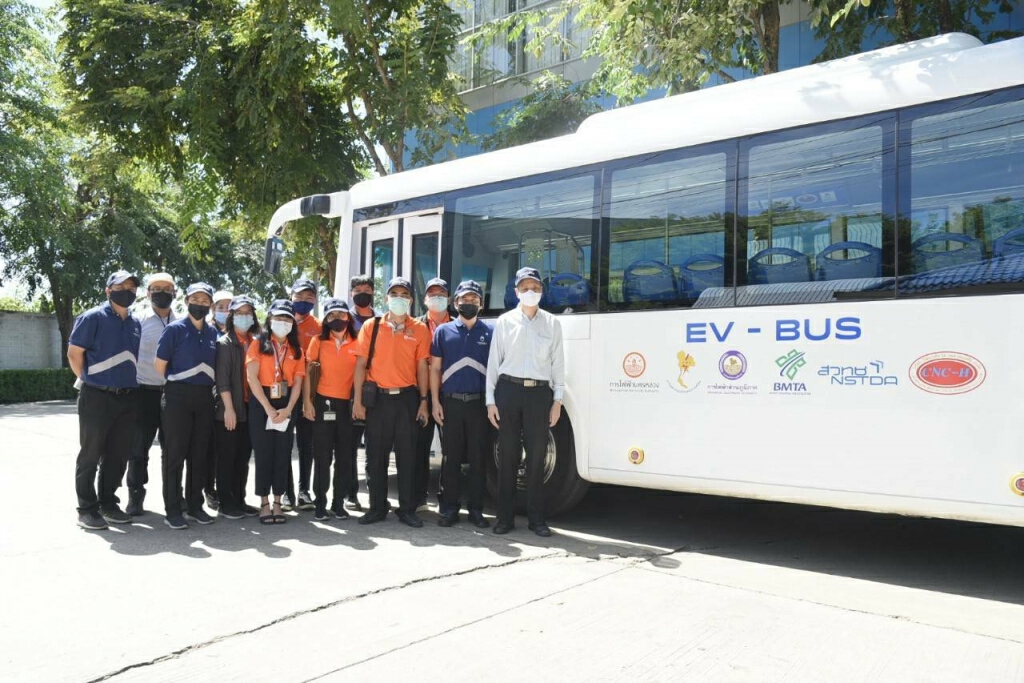 MEA เยี่ยมชมรถ E-bus เดินหน้าความร่วมมือหนุน ขสมก. ดัดแปลงรถเมล์เก่าเป็นรถโดยสารไฟฟ้า