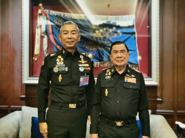'ในหลวง' ทรงนิ่ง แม้ใครเข้าใจผิด และสละทรัพย์สินส่วน 'พระมหากษัตริย์' แก้ปัญหาน้ำให้ปชช.