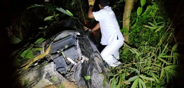 รถเก๋งแหกโค้งพุ่งลงเหว 10 เมตรคนขับเจ็บเล็กน้อย