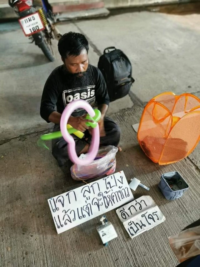 ลุงนั่งทำลูกโป่งแลกเงิน ถามที่ไปที่มาเล่าเรื่องแล้วน้ำตาไหล