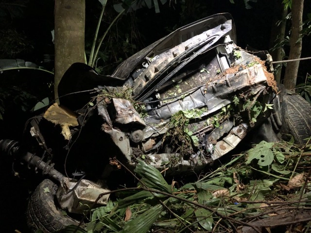 รถเก๋งแหกโค้งพุ่งลงเหว 10 เมตรคนขับเจ็บเล็กน้อย