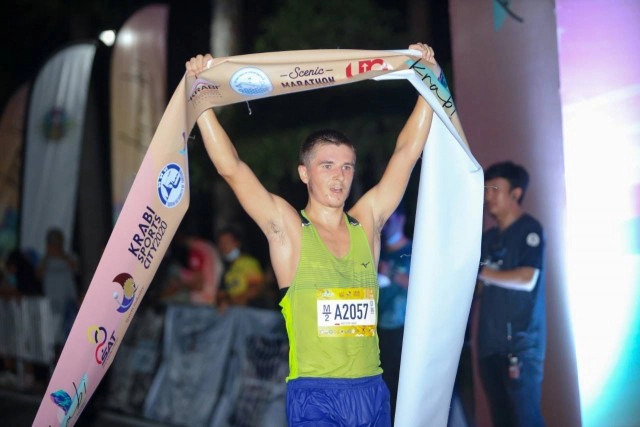 นักวิ่งรัสเซียคว้าชัย "กระบี่ฮาล์ฟมาราธอน "ระยะทาง21.1กม.