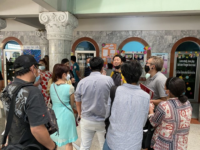 ผู้ปกครองกว่า 100 คนบุกโรงเรียน ขอดูภาพกล้องวงจรปิดทุกห้องเรียน