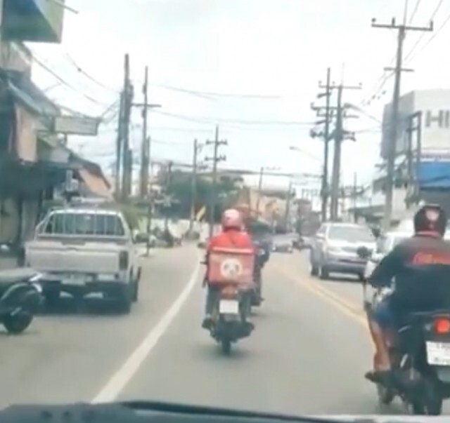 ชื่นชมหนุ่มส่งอาหาร เห็นยายเข็นรถลำบาก รีบอาสาช่วยทันที