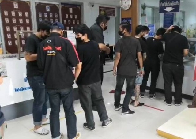 ปรับคนละ300 ตะโกนด่านักเคลื่อนไหวเสื้อแดง