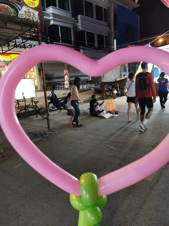 ลุงนั่งทำลูกโป่งแลกเงิน ถามที่ไปที่มาเล่าเรื่องแล้วน้ำตาไหล