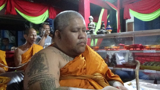 ชาวบ้านร่วมบวงสรวงไอ้ไข่วัดดัง ไม่พลาดส่องเลขเด็ด