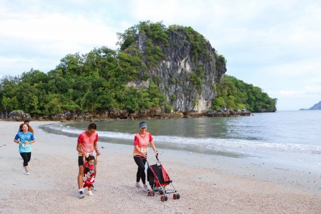 นักวิ่งรัสเซียคว้าชัย "กระบี่ฮาล์ฟมาราธอน "ระยะทาง21.1กม.