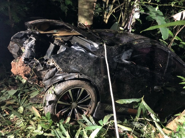 รถเก๋งแหกโค้งพุ่งลงเหว 10 เมตรคนขับเจ็บเล็กน้อย