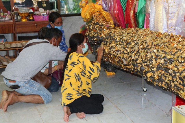 มาตามนัดส่องขันน้ำมนต์ หาตัวเลข "แม่แก้วเรือนทอง"