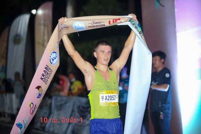 นักวิ่งรัสเซียคว้าชัย "กระบี่ฮาล์ฟมาราธอน "ระยะทาง21.1กม.