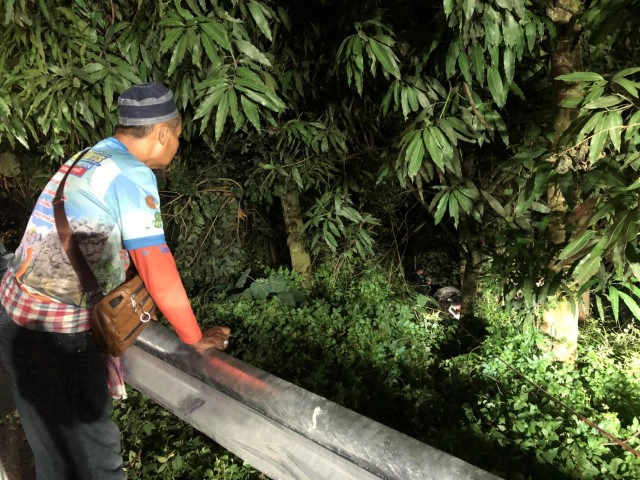 รถเก๋งแหกโค้งพุ่งลงเหว 10 เมตรคนขับเจ็บเล็กน้อย