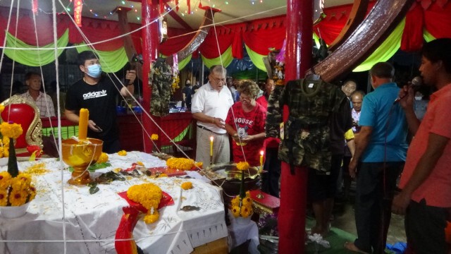 ชาวบ้านร่วมบวงสรวงไอ้ไข่วัดดัง ไม่พลาดส่องเลขเด็ด