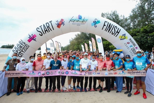 นักวิ่งรัสเซียคว้าชัย "กระบี่ฮาล์ฟมาราธอน "ระยะทาง21.1กม.