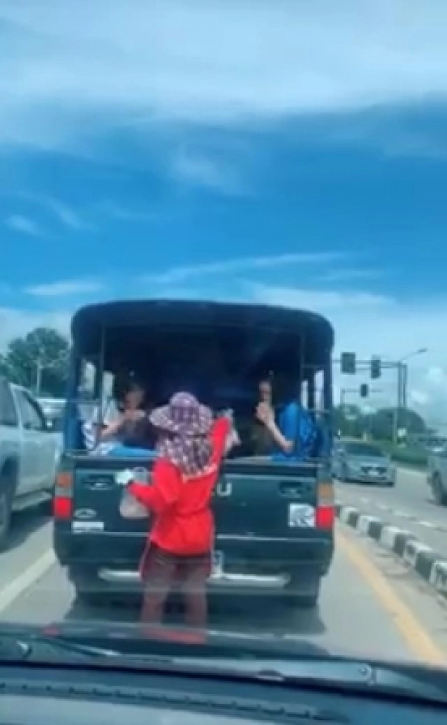 กดไลค์เป็นหมื่น สาวใจงาม ซื้อขนมให้เด็กกินขณะรถติด ดูแล้วต้องขอบคุณ